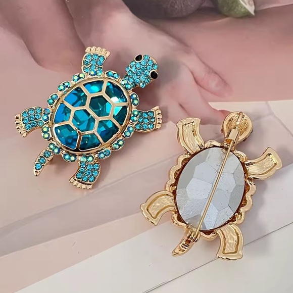 Turtle Crystal Green Brooch - Picture 7 of 8